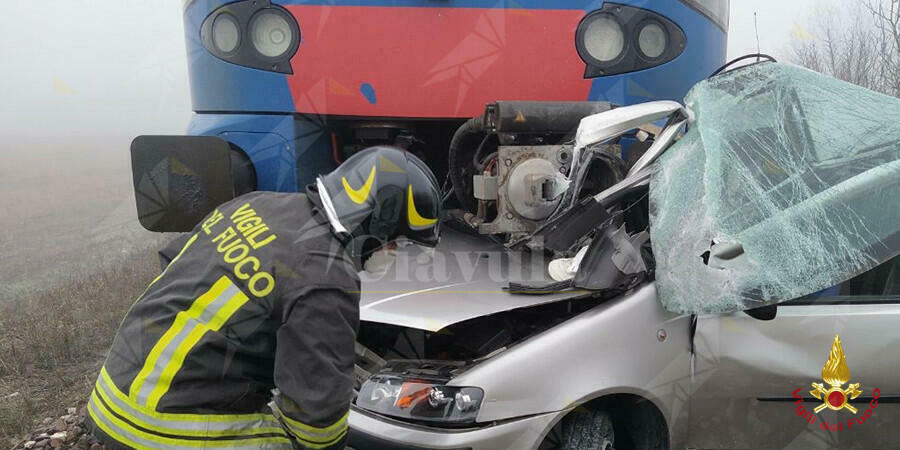 Auto rimane bloccata sui binari e viene trascinata per 200 metri da un treno