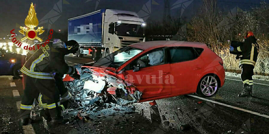 Incidente frontale fra tre auto. Ferito gravemente un uomo