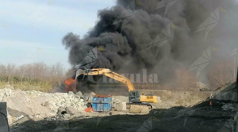 Incendio a Caulonia, sotto al ponte Allaro