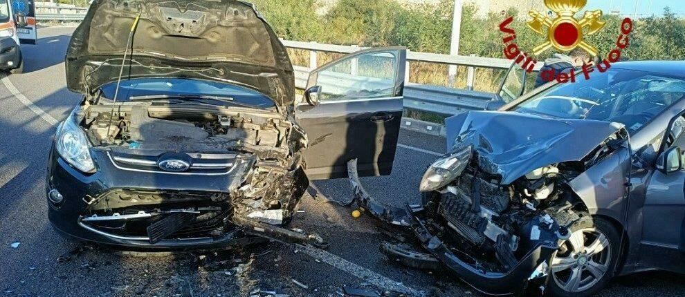 Tremendo frontale tra due auto, due giovani finiscono al pronto soccorso