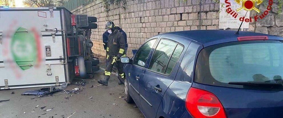 Violento schianto tra due veicoli, furgone si ribalta