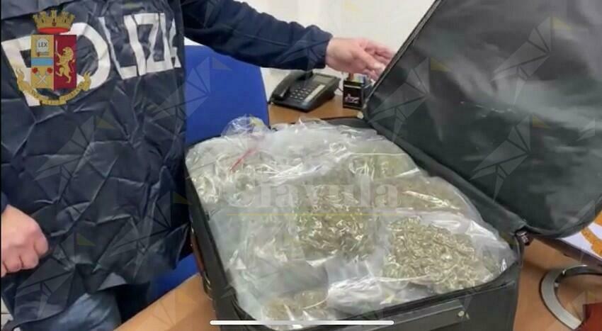 Percepiscono il reddito di cittadinanza, ma in casa i poliziotti trovano droga e  52 mila euro in contanti