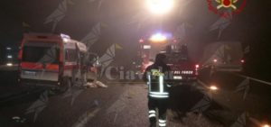 Scontro tra un’ambulanza e un mezzo pesante. I vigili del fuoco estraggono il medico rimasto incastrato item-thumbnail