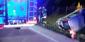 Esce fuoristrada con l’auto e si ribalta. Estratta dalle lamiere dai vigili del fuoco item-thumbnail