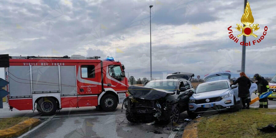 Scontro tra due auto, automobilista estratto dalle lamiere dai vigili del fuoco