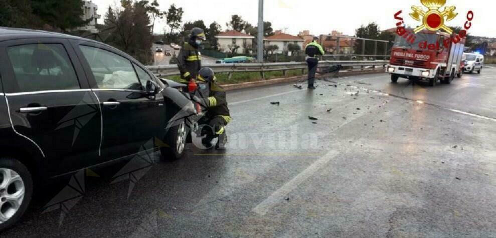 Si schianta contro il guardrail, ferito l’autista