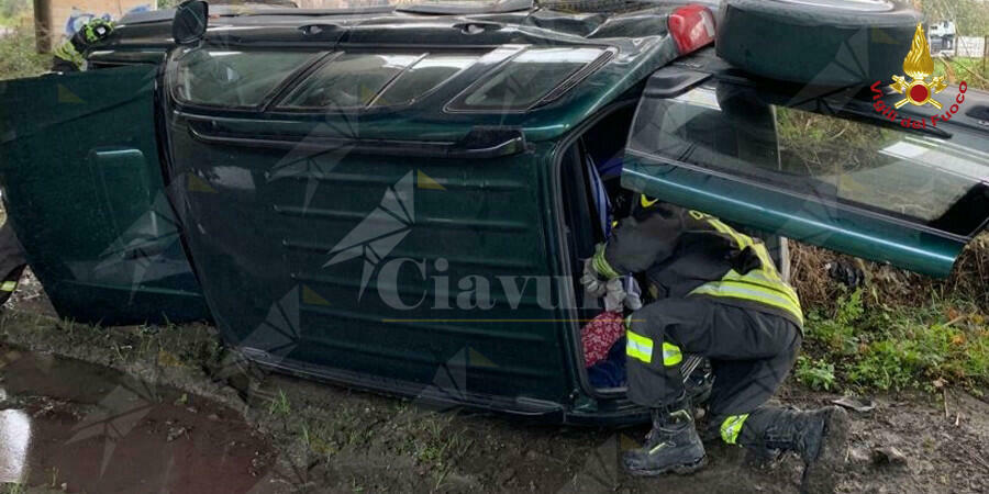 Esce fuori strada con l’auto e precipita per 10 metri