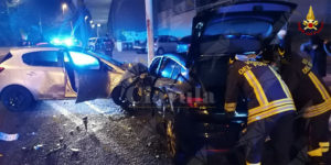 Violento scontro frontale tra due auto item-thumbnail