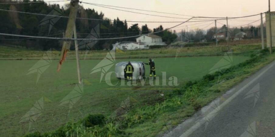 Esce fuoristrada e si ribalta con l’auto