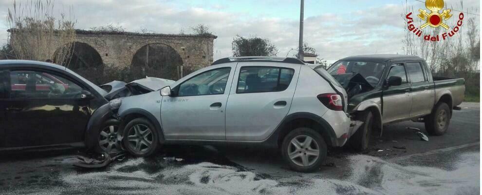 Violento incidente stradale in Calabria, tre auto coinvolte