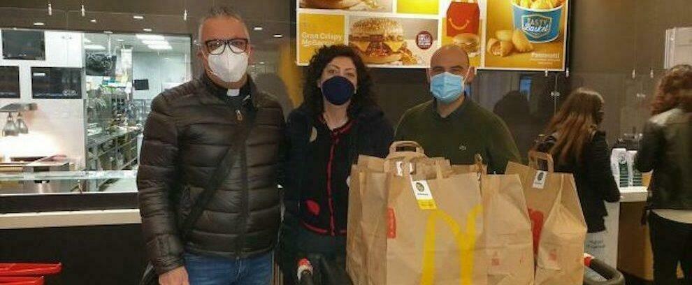 McDonald’s e Banco Alimentare insieme per consegnare 300 pasti a settimana tra Cosenza, Siderno, Gioiosa e Catanzaro
