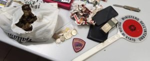 Sorpreso con la droga addosso e un coltellino, un calabrese in manette per spaccio item-thumbnail