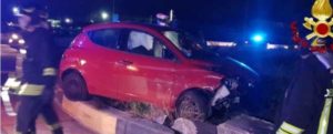 Incidente sulla Statale 106, auto finisce contro un lampione: due feriti item-thumbnail