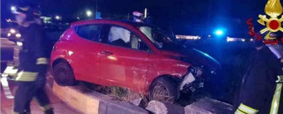 Incidente sulla Statale 106, auto finisce contro un lampione: due feriti