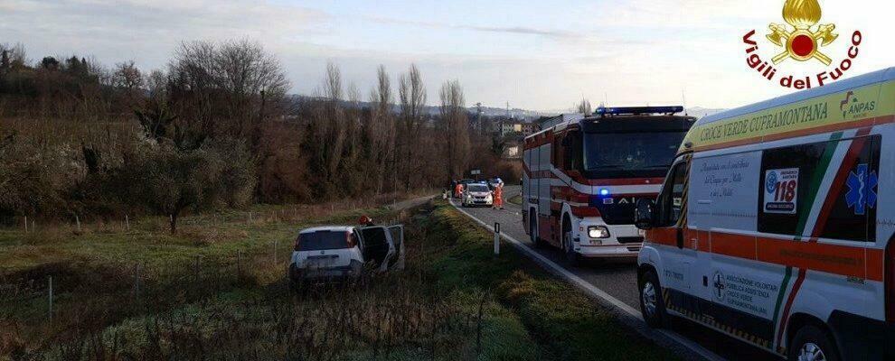 Schianto tra due auto sulla Provinciale, una finisce fuori strada