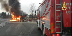 Autobus di linea in fiamme, ecco le terrificanti immagini item-thumbnail