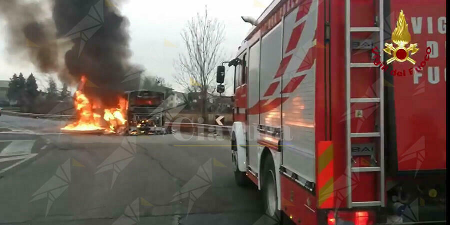 Autobus di linea in fiamme, ecco le terrificanti immagini