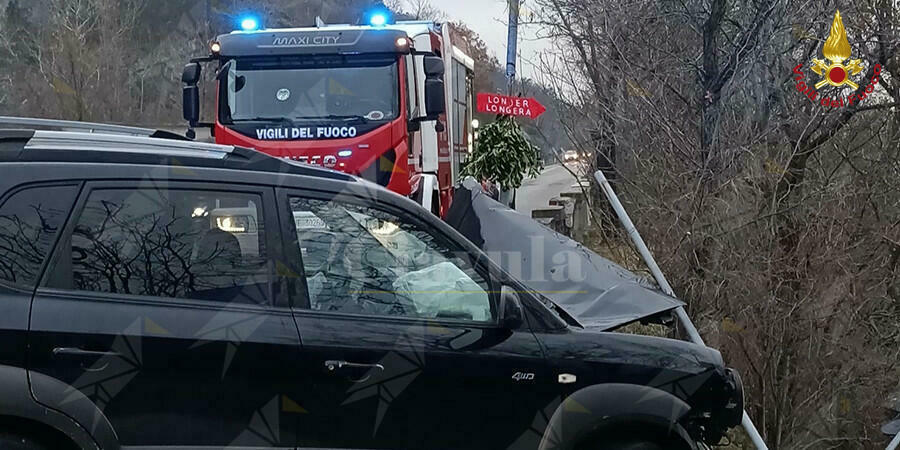 Scontro frontale tra un’auto e una moto, grave il centauro