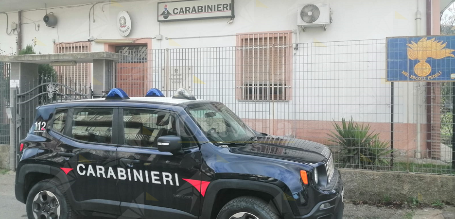 Tenta di accoltellare la compagna a seguito di un litigio. Aggressore fermato dai carabinieri