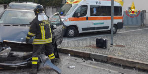 Incidente stradale tra un’auto e un mezzo pesante, donna estratta dalle lamiere item-thumbnail
