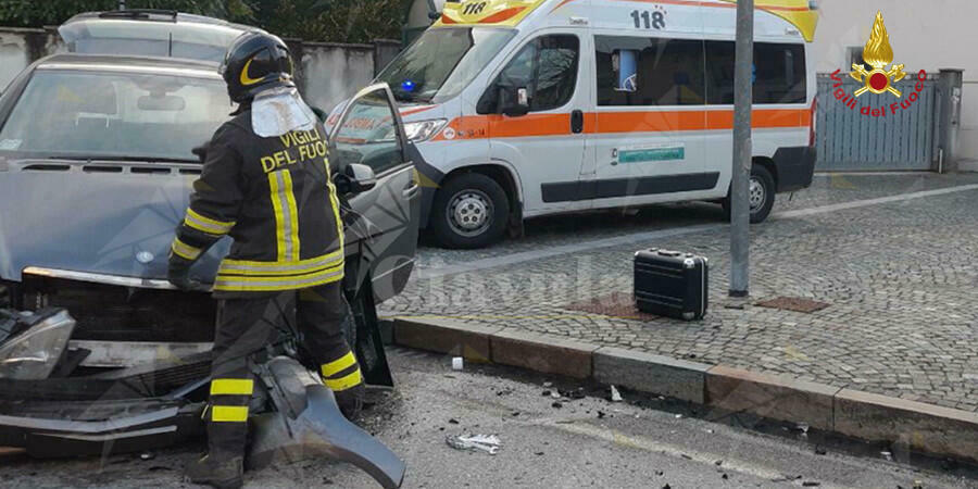 Incidente stradale tra un’auto e un mezzo pesante, donna estratta dalle lamiere