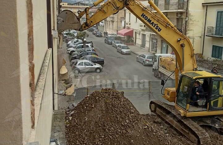 Locri: Demolita ex succursale del Liceo Scientifico Zaleuco, verrà ricostruita