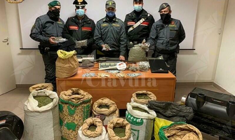 Trovati in possesso di 80 kg di marijuana, in manette due fratelli e il loro zio. Denunciati per favoreggiamento i genitori