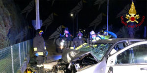 Finisce fuori strada con l’auto e sbatte contro il muretto di un’abitazione. tre persone ferite nello scontro, una in condizioni gravi item-thumbnail
