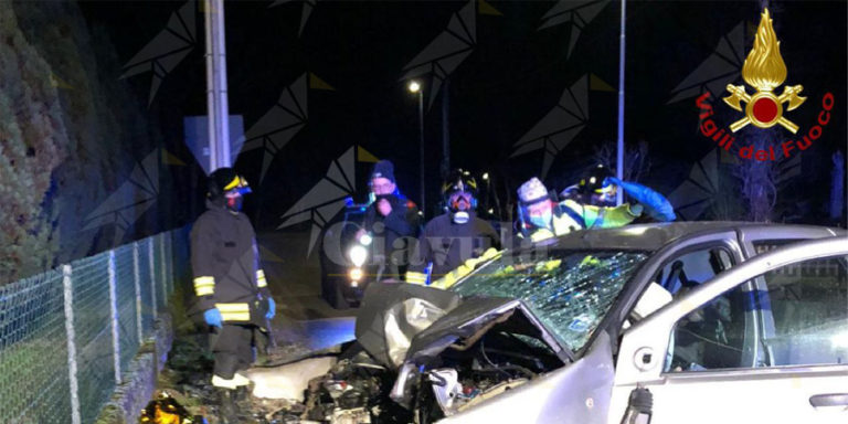 Finisce fuori strada con l'auto e sbatte contro il muretto di un ...