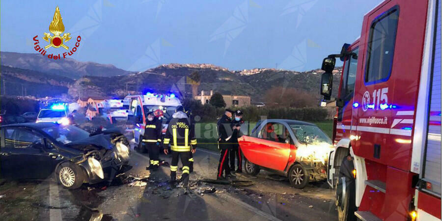 Incidente tra due auto, una persona rimane incastrata tra le lamiere