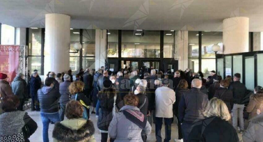 Vaccinazioni a Reggio Calabria, Falcomatà: “Anziani in fila per ore e senza assistenza”