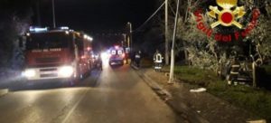 Auto finisce fuori strada e si ribalta, quattro feriti item-thumbnail