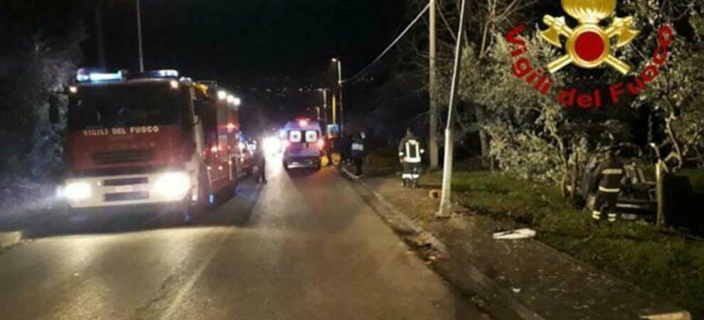 Auto finisce fuori strada e si ribalta, quattro feriti