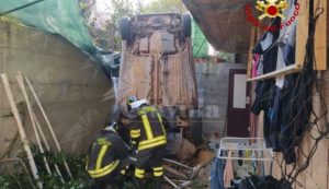 Calabria: Esce fuori strada con l’auto e finisce nel cortile di un’abitazione privata. Feriti madre e figlio di 4 anni item-thumbnail