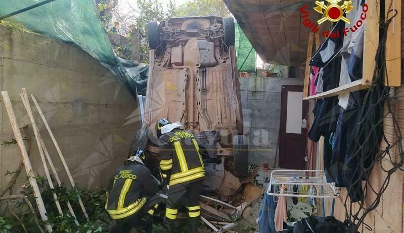 Calabria: Esce fuori strada con l’auto e finisce nel cortile di un’abitazione privata. Feriti madre e figlio di 4 anni