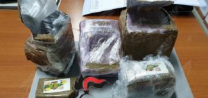Nascondono 2,3 kg di hashish nello zaino, tre arresti item-thumbnail