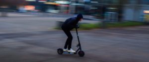Ubriaco sfreccia con il monopattino in centro e simula un incidente stradale, denunciato item-thumbnail