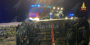 Si ribalta con l’auto e rimane incastrata nel veicolo. Donna estratta dalle lamiere dai vigili del fuoco item-thumbnail