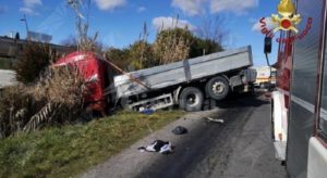Scontro fra un tir e un autobus di linea, diversi feriti item-thumbnail