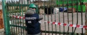 Spazzatura di tutti i tipi nel centro di stoccaggio provvisorio rifiuti RAEE, una denuncia nel crotonese item-thumbnail