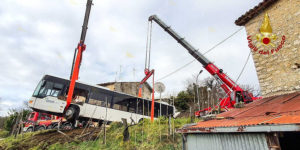 Autobus di linea finisce fuori strada e termina la corsa in un campo agricolo item-thumbnail