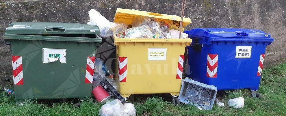 Lettore segnala: “In contrada  Pezzolo di Caulonia i rifiuti non vengono raccolti da settimane”