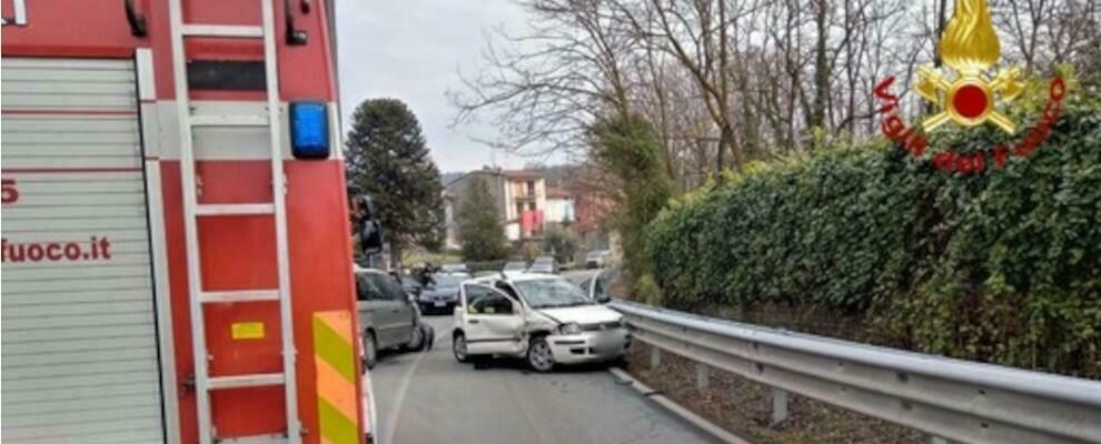 Schianto tra due auto, una persona intrappolata tra le lamiere