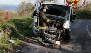 Calabria: Tremendo scontro frontale tra una Golf ed un furgone item-thumbnail