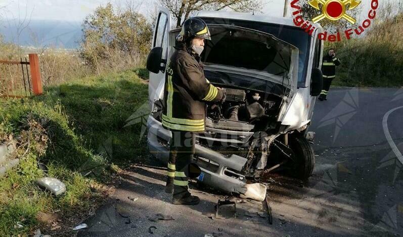 Calabria: Tremendo scontro frontale tra una Golf ed un furgone