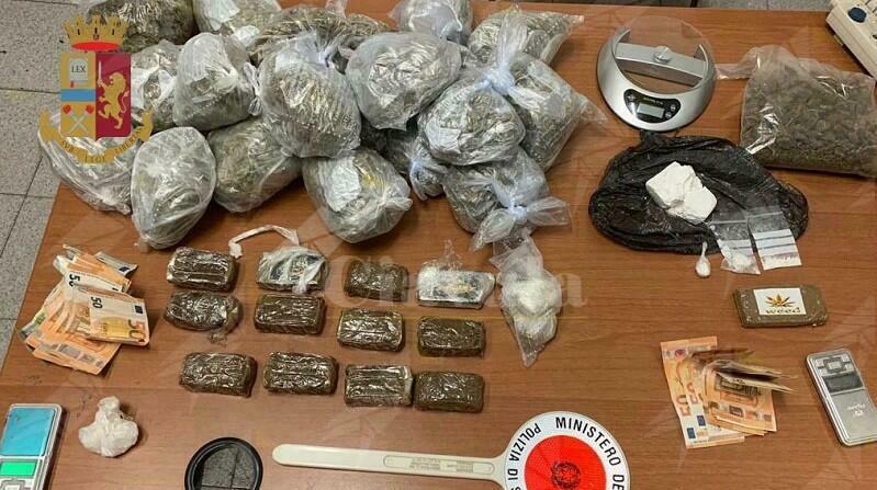 Nascondevano 3,7 kg di droga a casa e in ufficio, due arresti