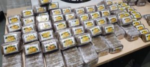 La polizia sequestra 37 kg di hashish. Due arrestati, uno è calabrese item-thumbnail