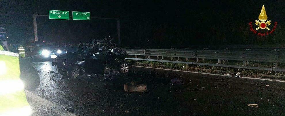 Scontro tra cinque auto sulla A2 del Mediterraneo: tre feriti