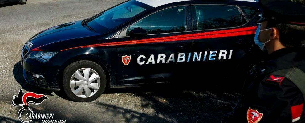 Lancio di sassi contro l’ingresso del municipio di Bovalino, arrestata una donna