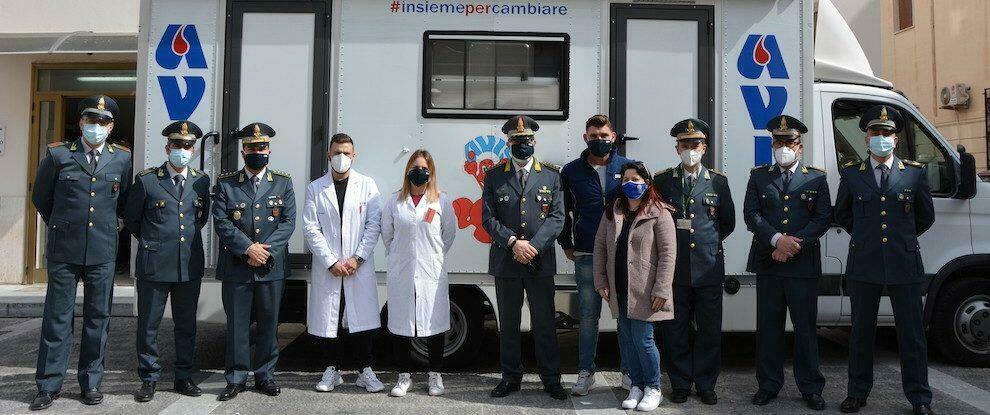 Reggio Calabria, “Fiamme di solidarietà”. Donazioni di sangue e aiuti per i bisognosi da parte della Guardia di Finanza
